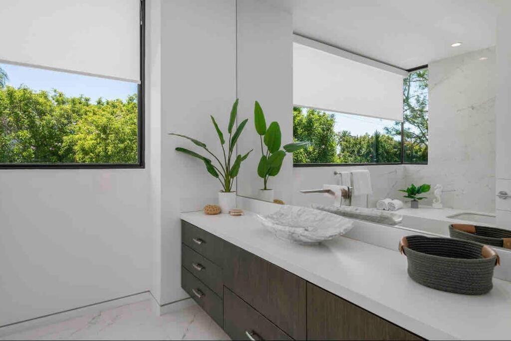 Modern & Elegant West Hollywood